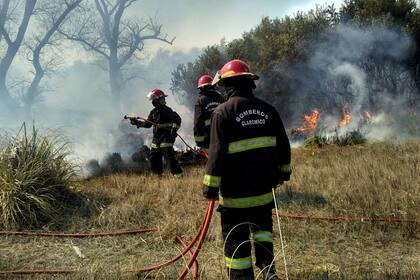 Bomberos de diez localidades buscan controlar el fuego; aún se desconoce el origen del foco