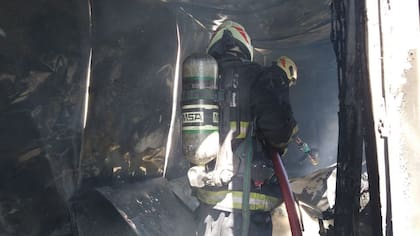 Bomberos de la Ciudad llegaron a las 14.24 a la zona del playón seco del club River Plate