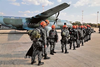 Bomberos de la Fuerza Nacional brasileña, ayer, al partir a Rondonia