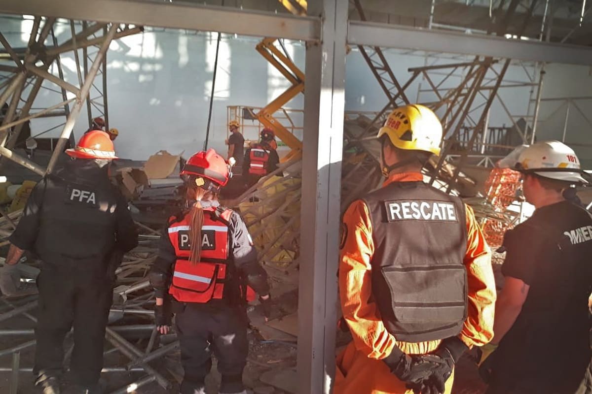 Bomberos de la Policía Federal y rescatistas realizaron una minuciosa inspección para descartar que haya personas atrapadas entre los materiales