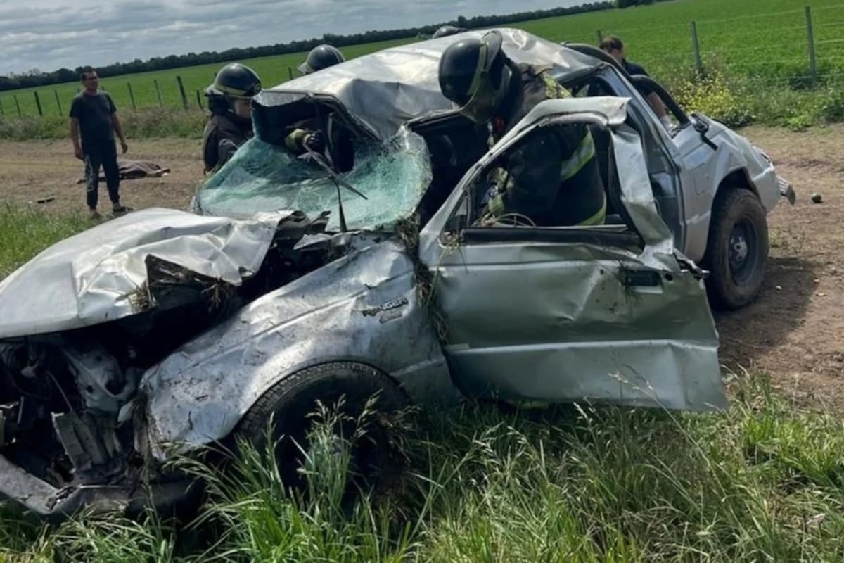 Bomberos de Rafaela rescataron a las víctimas atrapadas en la camioneta