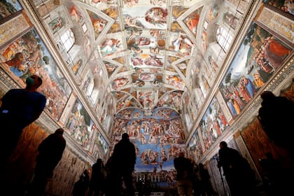 Bomberos del Vaticano instalan una chimenea en el tejado sobre la Capilla Sixtina antes del cónclave