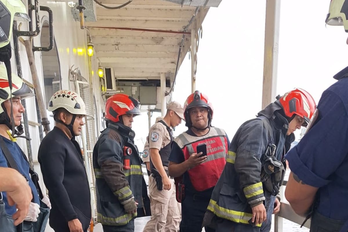 Bomberos en aguas del Río de la Plata realizando las tareas de rescate.