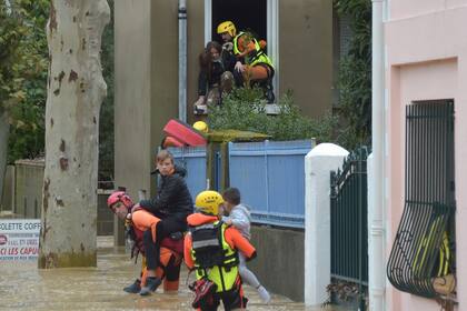 Bomberos en plena tarea de rescate en Trebes, Francia, luego de que las lluvias provocaran graves inundaciones hace una semana