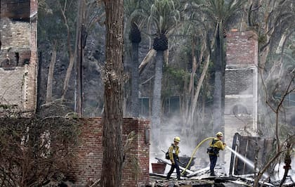Bomberos extinguen un incendio en Malibú, California, el 11 de diciembre de 2024