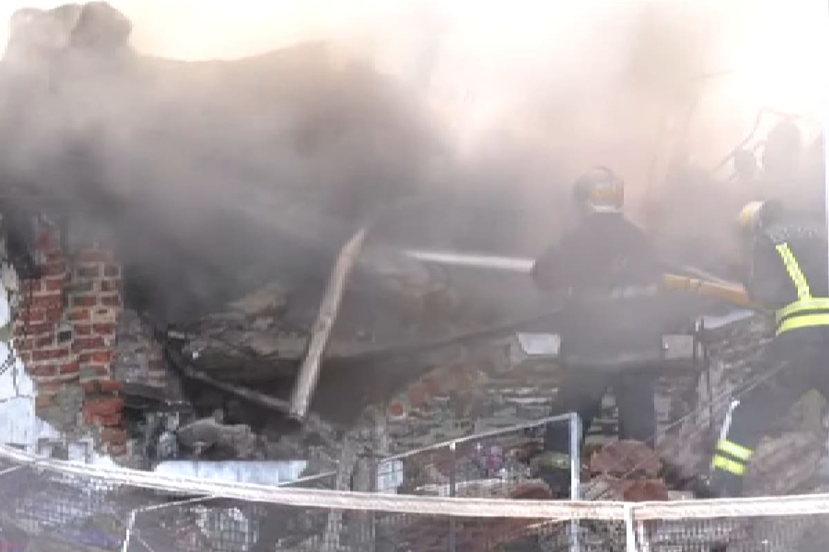 Bomberos intentan contener las llamas para evitar daños en viviendas aledañas a la fábrica