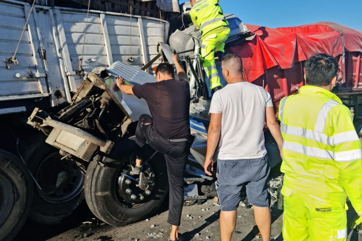 Bomberos intentan rescatar al conductor de uno de los camiones