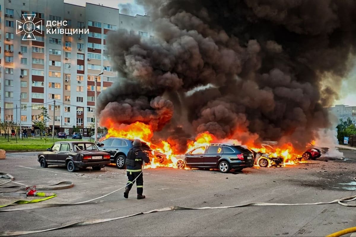 Bomberos intentan sofocar las llamas en unos autos tras un ataque con drones rusos en la región de Kiev, Ucrania el 28 de agosto de 2026.