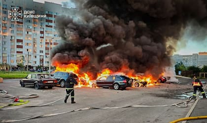 Bomberos intentan sofocar las llamas tras un ataque con drones rusos en la región de Kiev