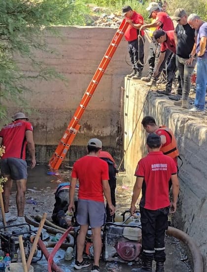 Bomberos interviniendo para encontrar el cuerpo de Leonel