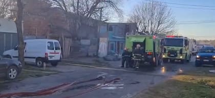 Bomberos, la policía y equipos de emergencias trabajaron en el lugar del hecho