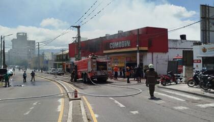 Bomberos lograron controlar el incendio desatado en un supermercado
