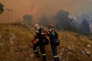 Bomberos se apresuran a contener incendios cerca de Atenas antes de que vuelvan vientos y calor