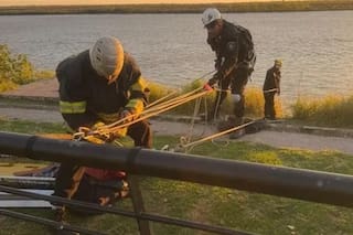 Dramático rescate de una joven pareja que había sido arrastrada por la corriente del río Paraná
