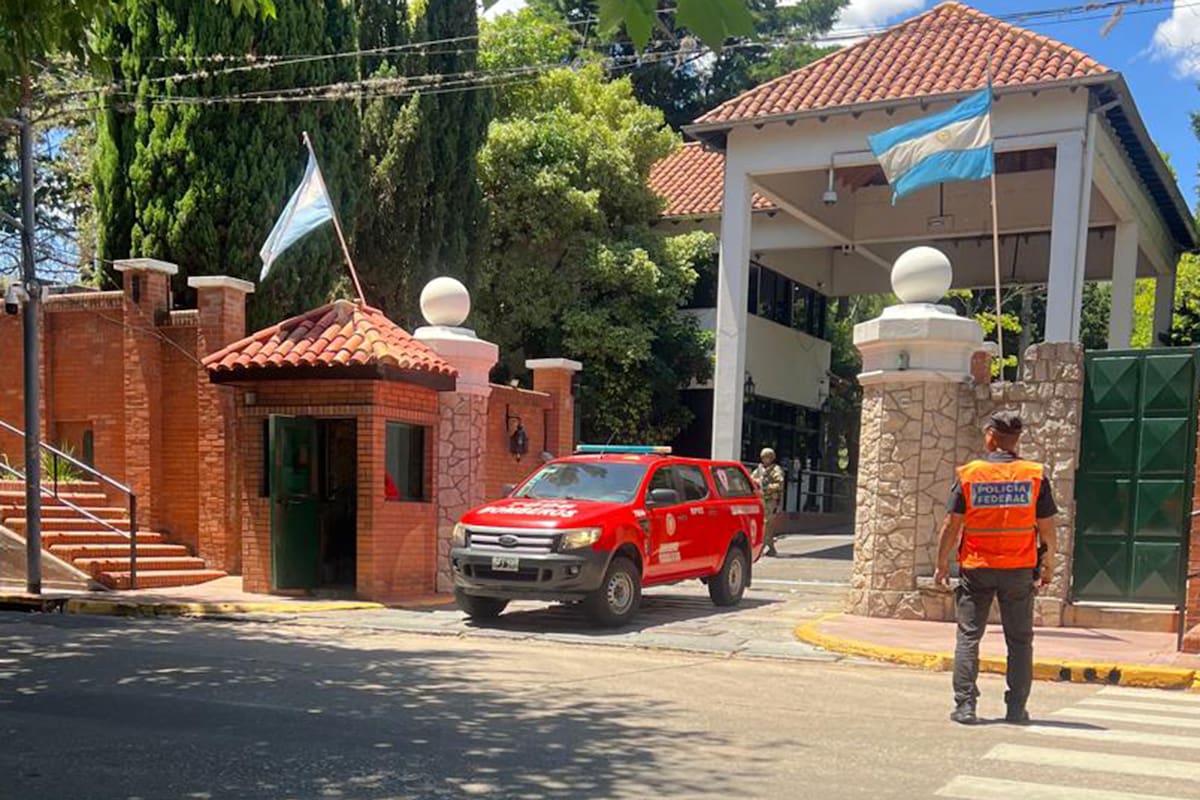 Bomberos salen este mediodía de la quinta presidencial de Olivos, donde anoche apareció muerto un soldado