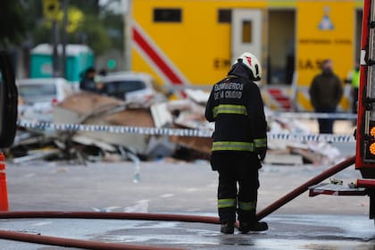 Bomberos siguen trabajando en la zona donde explotó una perfumería