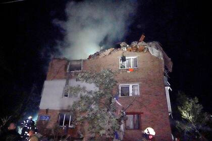 Bomberos sofocan un incendio en un edificio dañado por un ataque ruso con misiles, en Járkiv, Ucrania, el 31 de mayo de 2024. (AP Foto/Andrii Marienko)