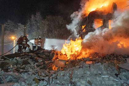 Bomberos sofocan un incendio en un edificio de apartamentos de varias plantas tras un ataque con misiles rusos en Járkiv, Ucrania, el 7 de marzo de 2026