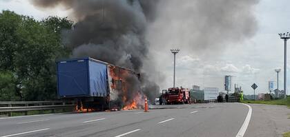 Bomberos trabajan en el lugar