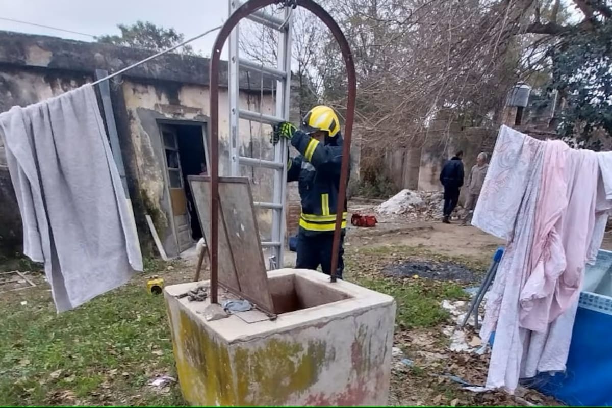 Bomberos trabajan en el aljibe donde cayó y murió un niño de cuatro años en Leones, Córdoba