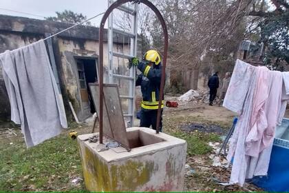 Bomberos trabajan en el aljibe donde cayó y murió un niño de cuatro años en Leones, Córdoba