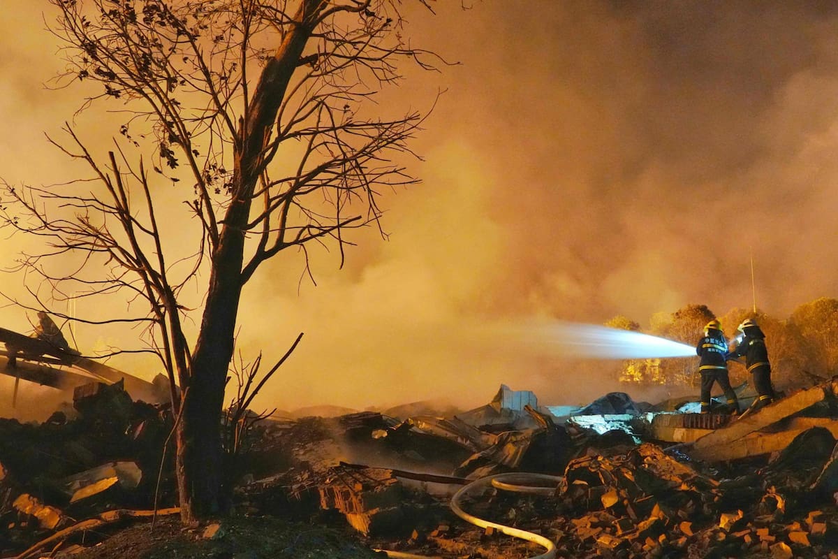 Bomberos trabajan en el lugar de la explosión de una fábrica de fuegos artificiales en Liuyang, en la provincia central china de Hunan, en la madrugada del 5 de mayo de 2026