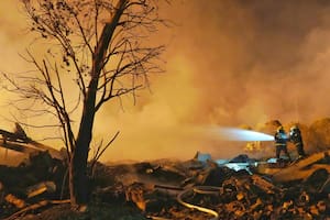 Bomberos trabajan en el lugar de la explosión de una fábrica de fuegos artificiales en Liuyang, en la provincia central china de Hunan, en la madrugada del 5 de mayo de 2026