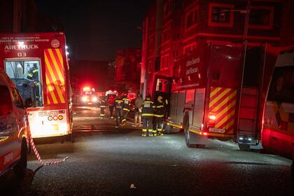 Bomberos trabajan en el lugar donde se produjo un letal incendio que se cobró la vida de decenas de personas, en el centro de Johannesburgo, Sudáfrica, el 31 de agosto de 2023.