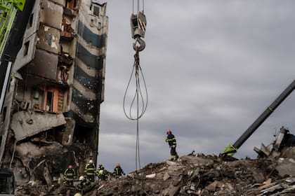 Bomberos trabajan en un apartamento destruido en la localidad de Borodyanka, Ucrania, el sábado 9 de abril de 2022. (AP Foto/Petros Giannakouris)