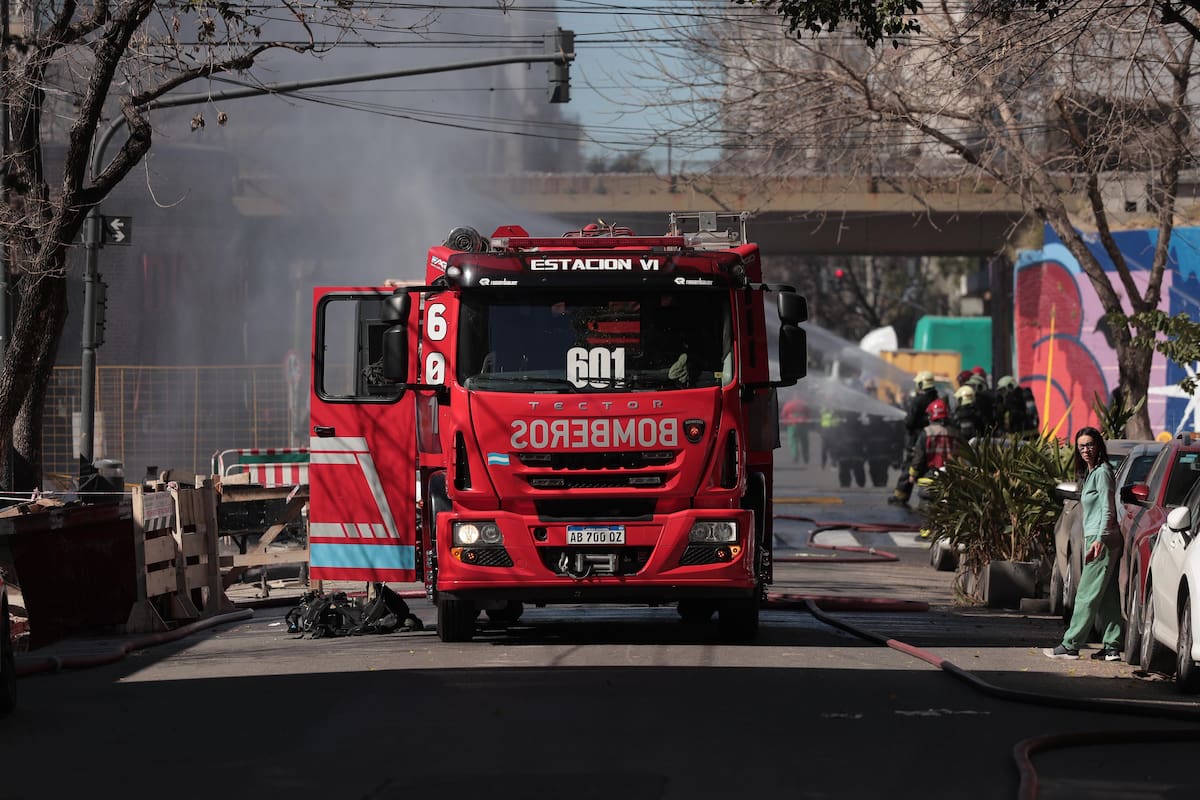 Bomberos trabajan para controlar el escape de gas en Juan B. Justo y Paraguay