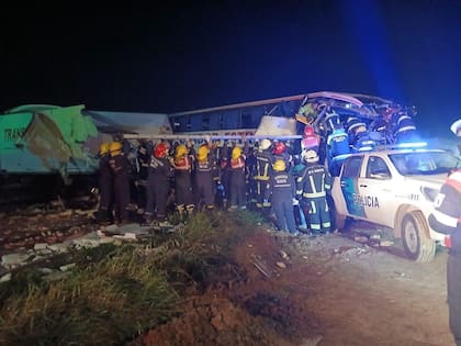 Bomberos trabajaron en el rescate de los heridos
