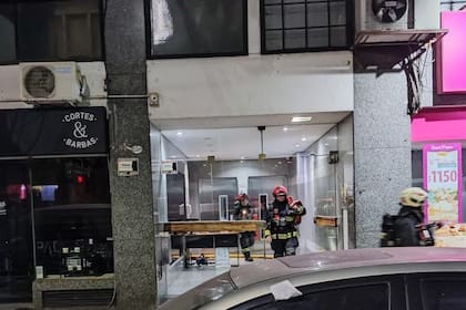 Bomberos, tras apagar el incendio en el departamento 22 F del edificio de Aguilar 2390, propiedad de Felipe Pettinato, donde murió el neurólogo Melchor Rodrigo