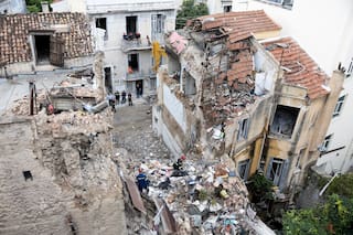 Rescatistas sacan a cuatro personas inconscientes de edificio caído cerca de la Acrópolis de Atenas