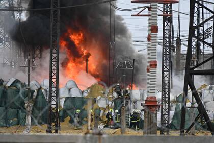 Bomberos ucranianos apagan un incendio tras un ataque ruso a una subestación eléctrica en Kharkiv. (SERGEY BOBOK / AFP)