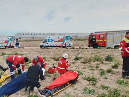 Bomberos voluntarios asistieron a las víctimas que fueron trasladadas al Hospital Pacheco