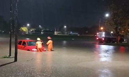 Bomberos Voluntarios asistieron a los habitante de la localidad bonaerense