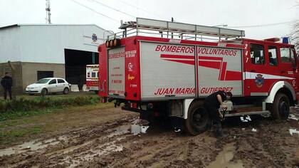 Bomberos voluntarios de Berazategui, atrapados por el barro