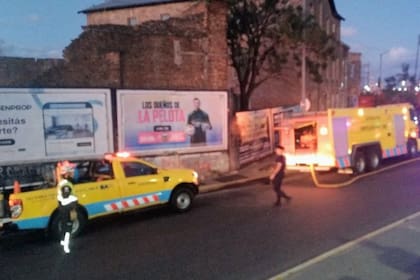 Bomberos y equipos de emergencia trabajan en el galpón de La Boca para contener el incendio