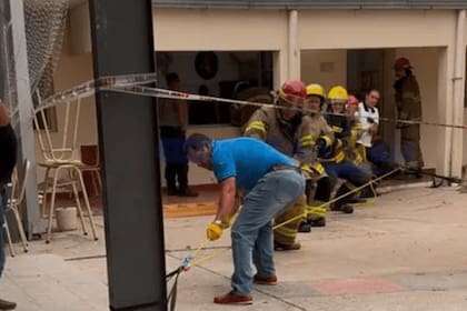 Bomberos y equipos de emergencia trabajaron contrarreloj para rescatar a los atrapados, mientras ambulancias del Servicio 107 asistían a los heridos.