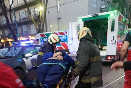 Bomberos y operarios del SAME asistiendo a los lesionados en La Boca