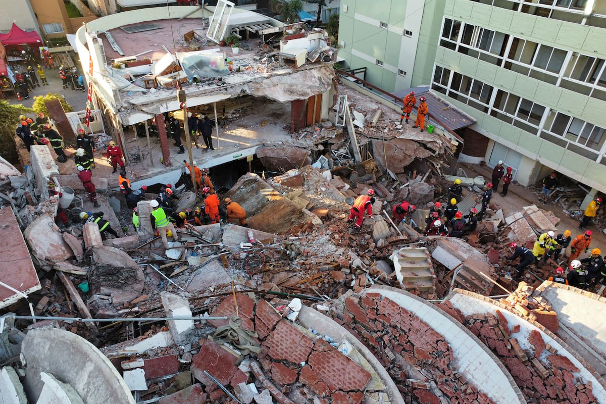 Bomberos y rescatistas amplían la búsqueda entre los escombros del Apart Hotel Dubrovnik