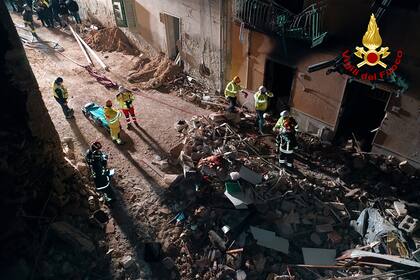 Bomberos y rescatistas italianos buscan sobrevivientes entre los escombros de un edificio derruido en Ravanusa, Sicilia, Italia, el domingo 12 de diciembre de 2021. (Bomberos italianos Vigili del Fuoco via AP)