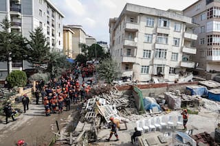 Un muerto y 3 personas atrapadas tras el derrumbe parcial de un edificio en Estambul