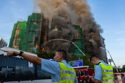 Bomberos y rescatistas trabajan en el lugar