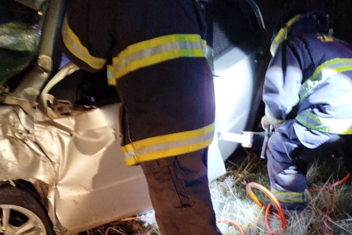 Bomberos Zapadores trabajaron durante la madrugada para rescatar a los ocupantes del auto, que quedó destruido tras el choque en la Ruta Nacional 11