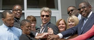 El complejo residencial de Bon Jovi para personas sin techo: “La forma más eficaz de acabar con la falta de viviendas es con casas asequibles”
