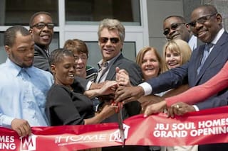 El complejo residencial de Bon Jovi para personas sin techo: “La forma más eficaz de acabar con la falta de viviendas es con casas asequibles”