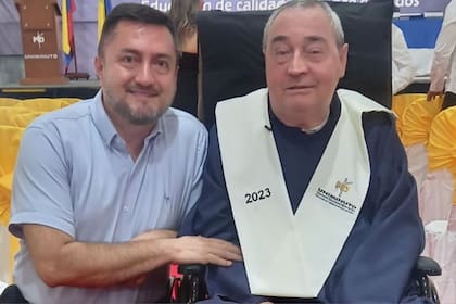 Bonel Mosquera (izquierda) acompañó a Luis Fernando Montoya en el día de su graduación