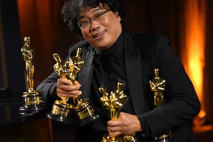 Bong Joon-ho con los seis Oscar de Parasite