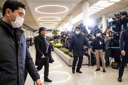 Bong Joon-ho llega al aeropuerto internacional de Incheon en Corea del Sur el 16 de febrero de 2020